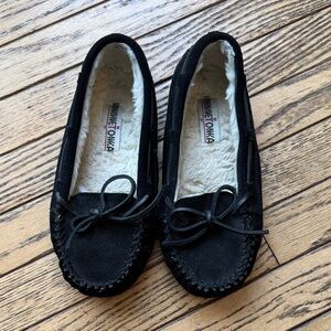 Minnetonka Women's Suede Moccasins in Black sz 7 Excellent Condition